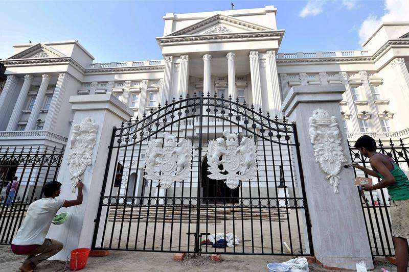 Durga Puja 2017, durga puja, kolkata durga puja, Kolkata, delhi durga puja, cr park durga puja, Durga idol, pandal themes, iconic building themed durga puja, bahubali, mahishmati, Buckingham Palace, big ben, tower bridge, durga puja festival, durga puja celebrations, durga pujo pics, durga puja pics, kolkata pics
