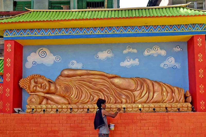 Durga Puja 2017, durga puja, kolkata durga puja, Kolkata, delhi durga puja, cr park durga puja, Durga idol, pandal themes, iconic building themed durga puja, bahubali, mahishmati, Buckingham Palace, big ben, tower bridge, durga puja festival, durga puja celebrations, durga pujo pics, durga puja pics, kolkata pics