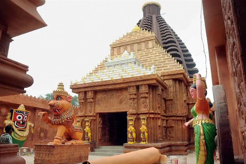 Durga Puja 2017, durga puja, kolkata durga puja, Kolkata, delhi durga puja, cr park durga puja, Durga idol, pandal themes, iconic building themed durga puja, bahubali, mahishmati, Buckingham Palace, big ben, tower bridge, durga puja festival, durga puja celebrations, durga pujo pics, durga puja pics, kolkata pics