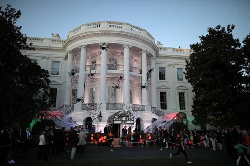 halloween halloween 2017, donald trump, melania trump, halloween at white house, halloween 2017 at white house, donald trump celebrates halloween