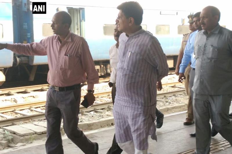 piyush goyal, railway minister, piyush goyal surprise visit, Kota Jan Shatabdi Express, Kota Jan Shatabdi Express pics, piyush goyal pics, piyush goyal inspection, indian railways