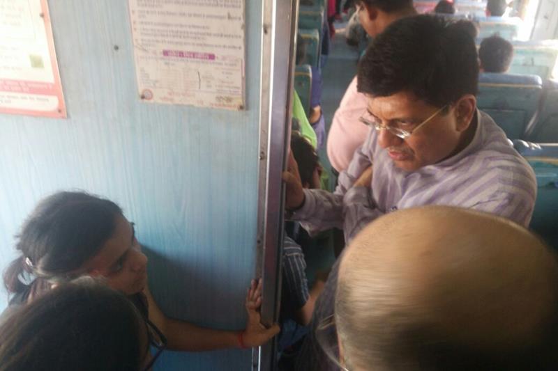 piyush goyal, railway minister, piyush goyal surprise visit, Kota Jan Shatabdi Express, Kota Jan Shatabdi Express pics, piyush goyal pics, piyush goyal inspection, indian railways