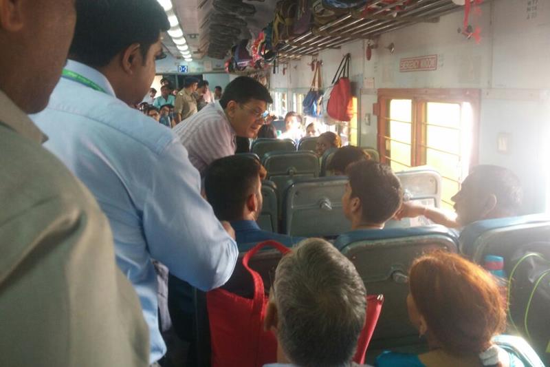piyush goyal, railway minister, piyush goyal surprise visit, Kota Jan Shatabdi Express, Kota Jan Shatabdi Express pics, piyush goyal pics, piyush goyal inspection, indian railways