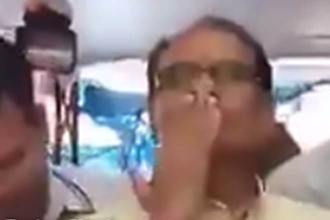Shivraj Singh Chouhan flying kiss, shivraj singh chouhan kiss in public, shivraj chouhan kiss video, shivraj singh chouhan flying kiss, flying kiss madhya pradesh cm, flying kiss, kiss in public