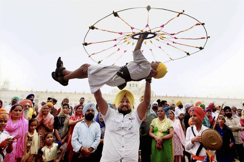 guru nanak jayanti, guru nanak jayanti 2017, guru nanak jayanti celebrations, guru nanak jayanti rituals, guru nanak jayanti gatka, guru nanak jayanti gurudwara, guru nanak jayanti india, guru nanak jayanti news, about guru nanak jayanti, guru nanak jayanti kritan, guru nanak jayanti nagar kirtan, guru nanak jayanti katha, guru nanak jayanti langar, Pakistan India Sikh, sikh, sikhs in india, guru nanak dev