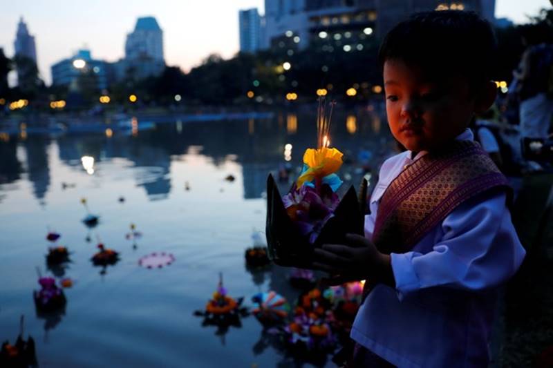 Thailand, floating basket festival, floating basket, late King Bhumibol Adulyadej, mourning, King Bhumibol Adulyadej