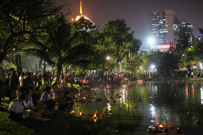 Thailand, floating basket festival, floating basket, late King Bhumibol Adulyadej, mourning, King Bhumibol Adulyadej
