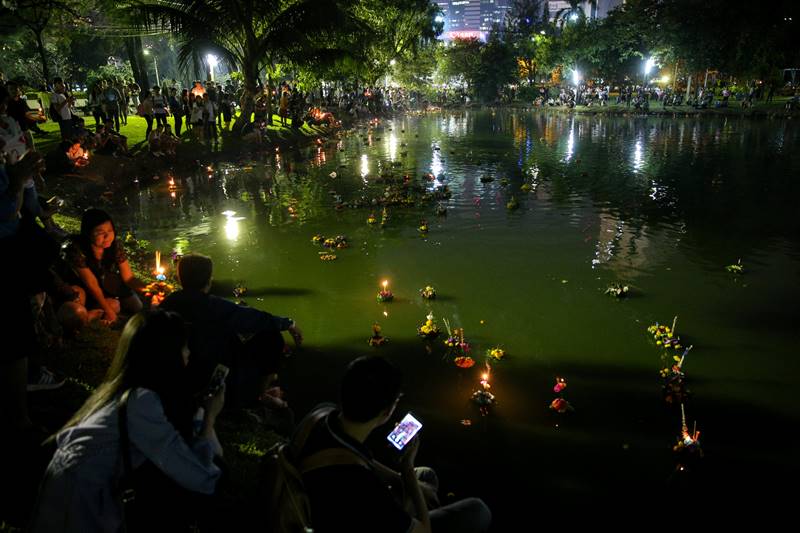 Thailand, floating basket festival, floating basket, late King Bhumibol Adulyadej, mourning, King Bhumibol Adulyadej