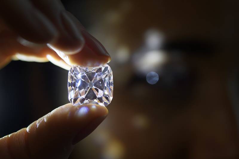 diamond, giant diamond, Geneva auction, diamond at Geneva auction, pink diamond, emerald necklace, necklace, Le Grand Mazarin, Swiss jeweler de Grisogono, auction