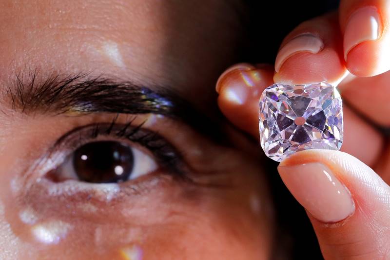 diamond, giant diamond, Geneva auction, diamond at Geneva auction, pink diamond, emerald necklace, necklace, Le Grand Mazarin, Swiss jeweler de Grisogono, auction