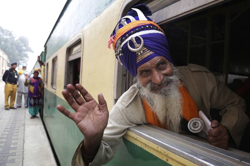 guru nanak jayanti, guru nanak jayanti 2017, guru nanak jayanti celebrations, guru nanak jayanti rituals, guru nanak jayanti gatka, guru nanak jayanti gurudwara, guru nanak jayanti india, guru nanak jayanti news, about guru nanak jayanti, guru nanak jayanti kritan, guru nanak jayanti nagar kirtan, guru nanak jayanti katha, guru nanak jayanti langar, Pakistan India Sikh, sikh, sikhs in india, guru nanak dev