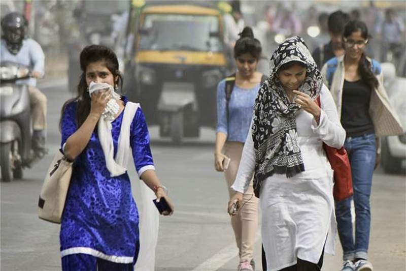 A ‘very poor’ AQI comes with the warning that people may develop respiratory illness on prolonged exposure while exposure to ‘severe’ air affects healthy people and seriously impacts those with existing respiratory or cardiovascular diseases. (PTI)