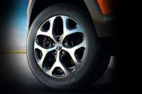  Renault Captur boasts bold and aggressive presence and gets 18-inch crystal cut alloys and chrome studded front grill accentuating with car;s dynamic lines. 