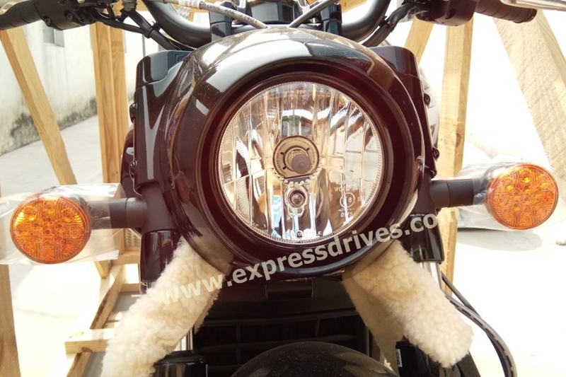 The front section of the Indian Scout Bobber gets a rounded headlamp that is a typical characteristic of such motorcycles. The unit is enclosed in a matte black headlamp casing very neatly. The cruiser also gets bar end mirrors that further add to its charm.