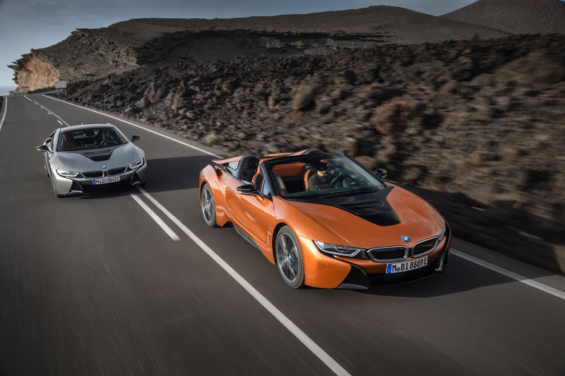 The roadster will make the 100 kmph dash in 4.6 seconds and will top out at 250 kmph. The i8 coupe now does the same 100 kmph dash .2 seconds quicker than it’s drop-top sibling at 4.4 seconds and shares a top-speed of 250 kmph. The drop-top gets an all-electric roof, that deploys in under 15 seconds and can do so while on the move up to 50 kmph, but it is about 60 kilos heavier