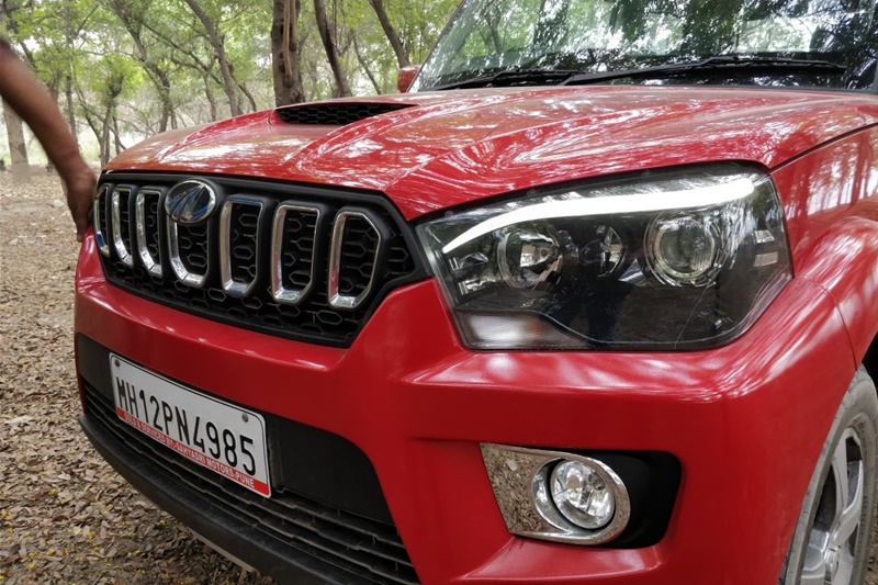 Mahindra Scorpio continues to get daytime running lights (DRLs) on top of the headlamp cluster. Along with these the the SUV now features automatic headlamp on (AHO) feature which can be turned on/off by using the switch placed below the A/C control.