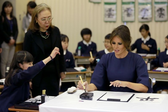 calligraphy, visual art, Melania Trump, Japanese calligraphy, Japanese primary school, Akie Abe, Kyobashi Tsukiji, Melania Trump learns Japanese calligraphy