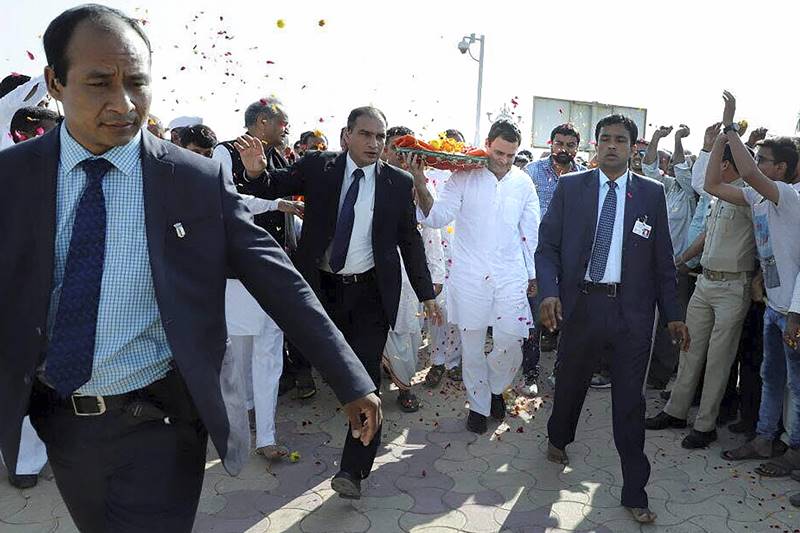 Rahul Gandhi, Congress president Rahul Gandhi, Congress chief Rahul Gandhi, Congress, rahul gandhi offers prayers at Somnath temple, Gujarat, rahul gandhi in gujarat, india news