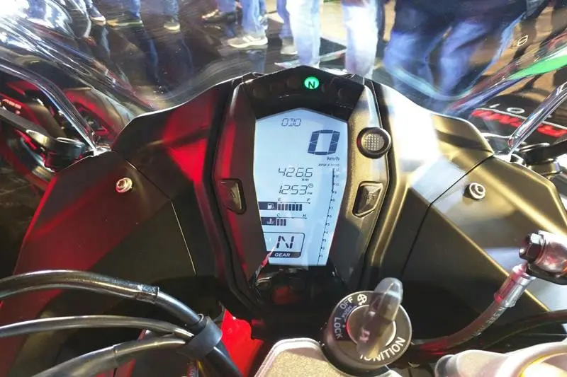 The Vertical instrument cluster is something that really sets the Apache 310 RR apart from the competition.Its sleek design reminds you that this was a bike that was born on the track. It also features a lap timer and a top-speed recorder for track buffs.