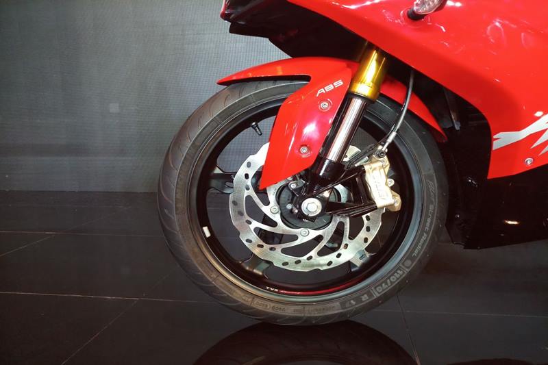 The Apache RR 310 gets a five-spoke alloy wheel, paired with Michelin Pilot Street tyres. The Kayaba upside-down cartridge styles forks will help keep the bike stable. And in terms of stopping force in the front the Apache gets a 300 mm petal-discs with dual channel ABS.