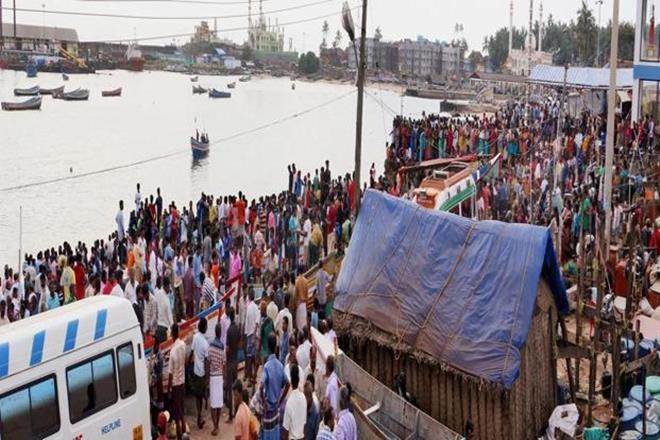 cyclone ockhi, cyclone ockhi relief, cyclone ockhi kerala, cyclone ockhi damages, cyclone ockhi disaster, cyclone ockhi hit village, cyclone ockhi in tamil nadu, cyclone ockhi kerala, cyclone ockhi relief work, cyclone ockhi relief fund