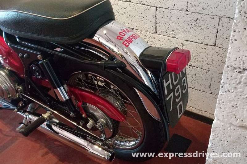 The tail lamp of the 1963 Royal Enfield Interceptor was a quite sober looking pentagonal unit. The rear fender was all finished in chrome taking the vintage and old school charm of the motorcycle to a whole new level. The exhausts system was also chrome finished and looked all neat and decent.