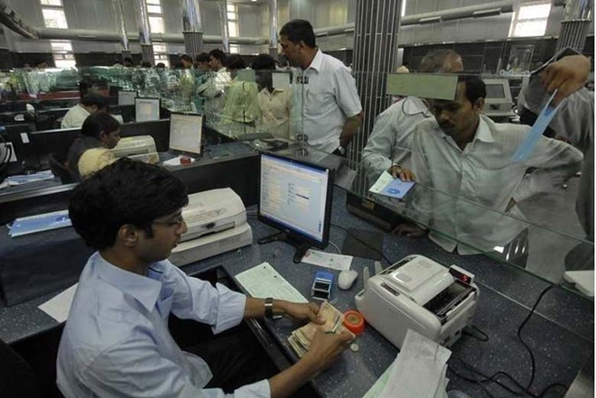Banks minimum balance charges, MAB charges, 6 hefty bank charges, cash transaction charges, SBI, HDFC Bank, ICICI Bank, Kotak Bank, NEFT charges