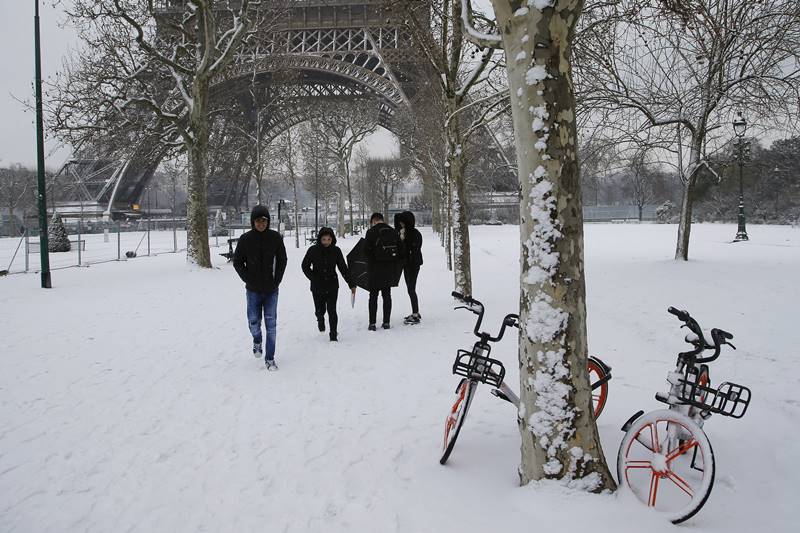 paris, Eiffel Tower, snow, snowfall, france, city of lights, eiffel tower closed, when is eiffel tower opening, snow in paris, world news, winter season