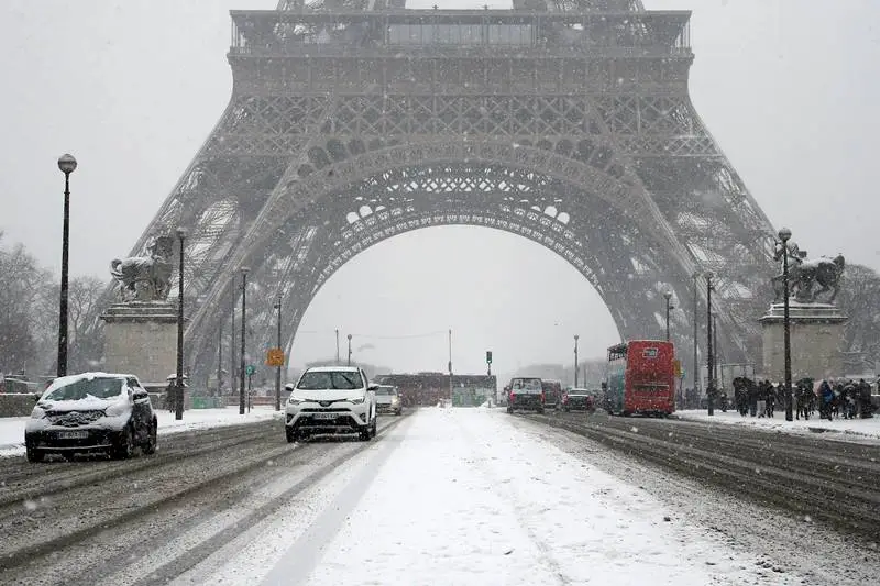 paris, Eiffel Tower, snow, snowfall, france, city of lights, eiffel tower closed, when is eiffel tower opening, snow in paris, world news, winter season