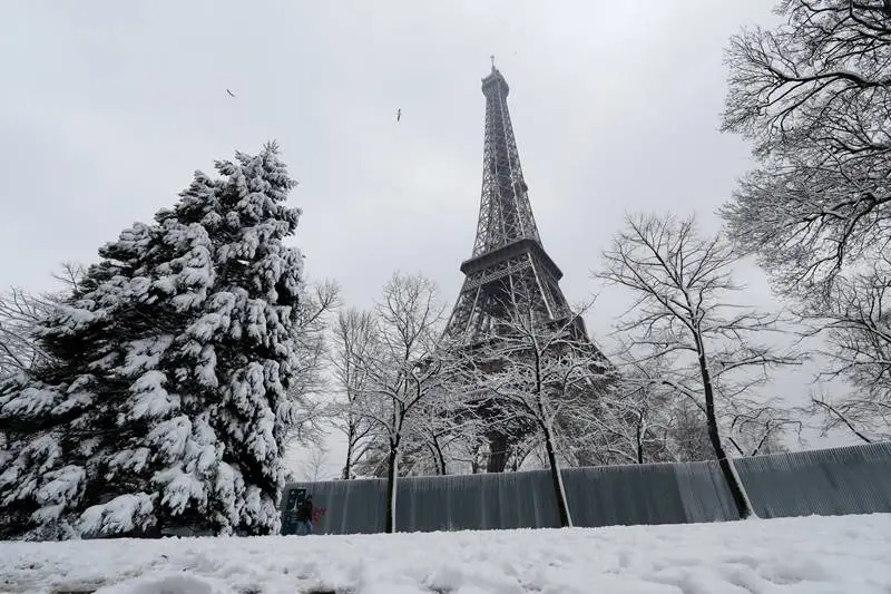 paris, Eiffel Tower, snow, snowfall, france, city of lights, eiffel tower closed, when is eiffel tower opening, snow in paris, world news, winter season