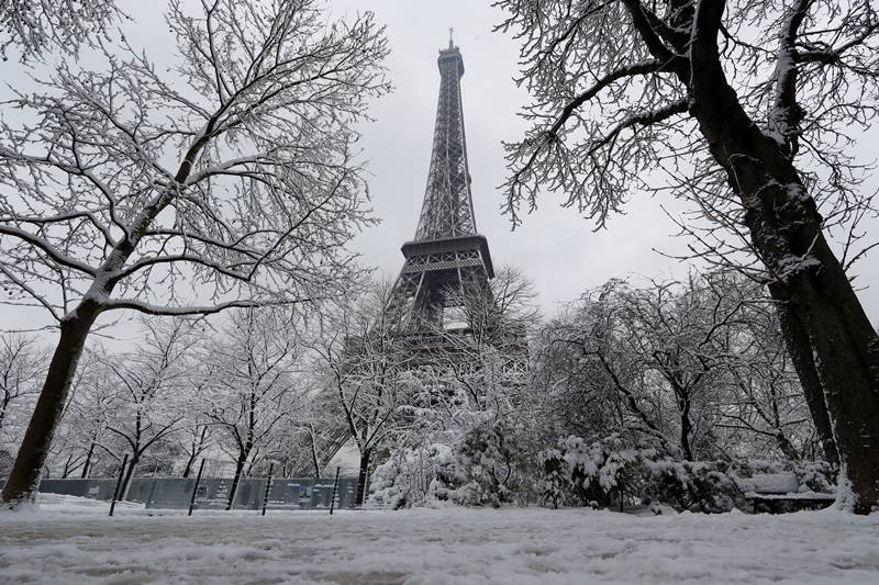 paris, Eiffel Tower, snow, snowfall, france, city of lights, eiffel tower closed, when is eiffel tower opening, snow in paris, world news, winter season