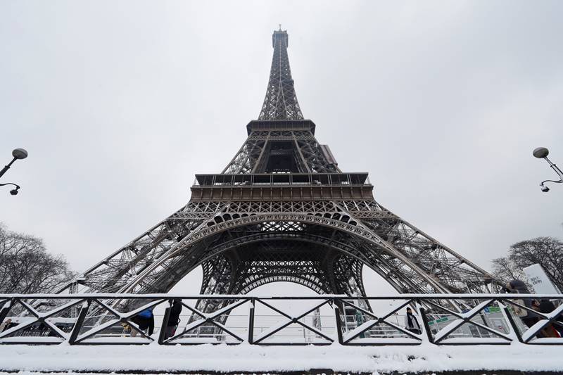 paris, Eiffel Tower, snow, snowfall, france, city of lights, eiffel tower closed, when is eiffel tower opening, snow in paris, world news, winter season