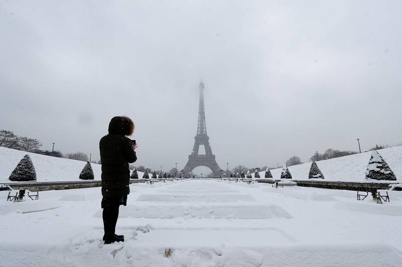 paris, Eiffel Tower, snow, snowfall, france, city of lights, eiffel tower closed, when is eiffel tower opening, snow in paris, world news, winter season