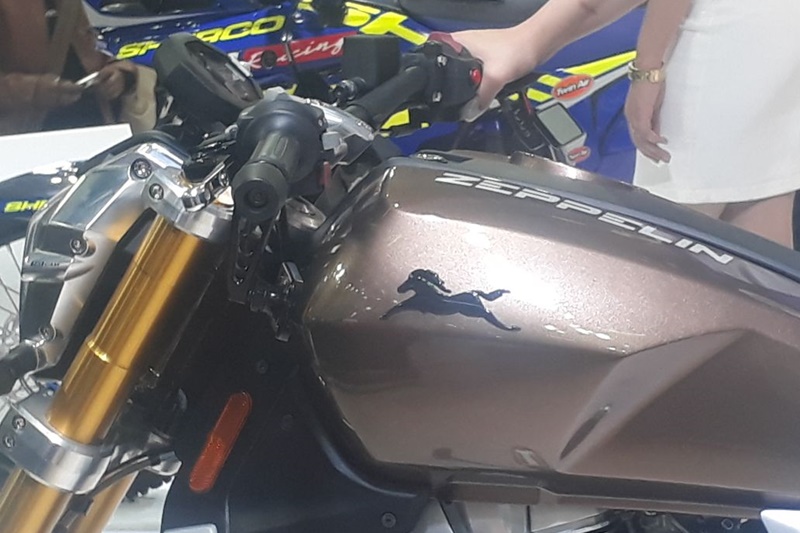 The fuel tank of the new TVS Zeppelin power cruiser showcased at Auto Expo 2018 has some sharp edges and creases that lend it a bold appeal. All thanks to the said design, the fuel tank comes across as offering broad shoulders to the motorcycle.
