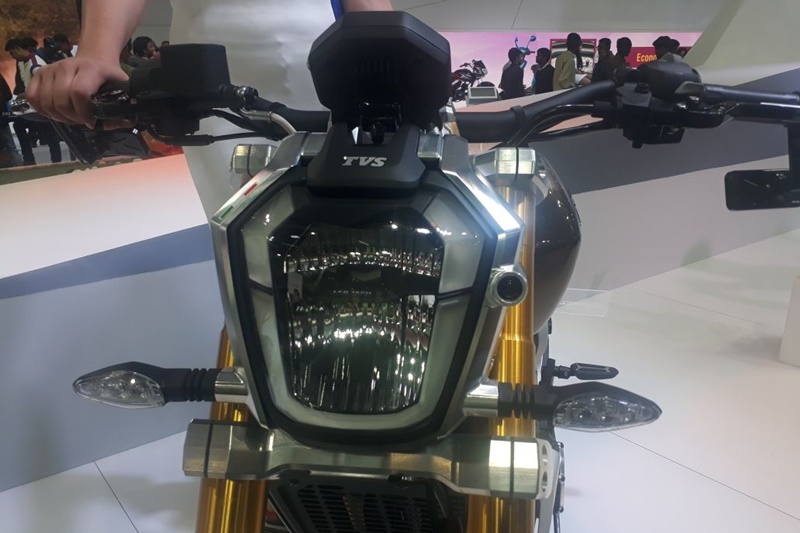 The front end of the new TVS Zeppelin power cruiser gets a bold LED headlamp that should offer good illumination in the dark. The front fascia looks commanding with that hexagonal shaped lighting set up.
