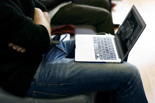 Does working with your laptop on your lap actually decreases the sperm count, or egg count? The answer is NO!