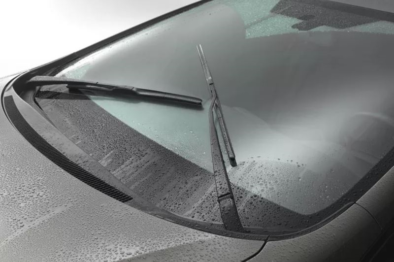 Opposing directional windshield wipers: Windshield wipers have one job and there's no harm having them face the same direction. Wipers in opposing direction can A- mess up with your OCD since they overlap when resting and B- are quite unnecessary. (Image: Oppositelock)