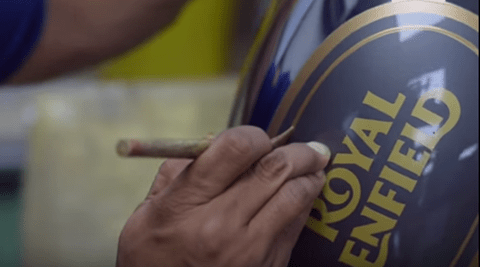 Video: Royal Enfield Bullet fuel tank being hand painted will leave you awestruck and impressed!