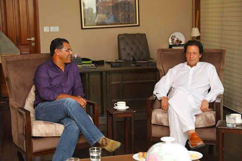 1- Waqar and Imran were both teammates. (Fawad Chaudhry/Twitter)