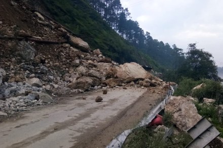 Landslide, Chandigarh Manali highway, manali highway, Himachal Pradesh, Mandi district, india, news