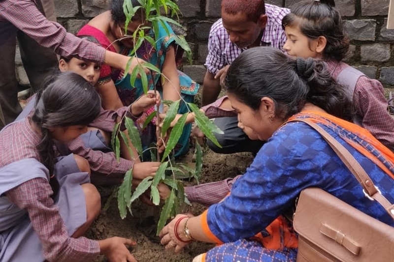 delhi plantation drive, mega tree plantation drive, delhi tree plantation, tree plantation day photos, arvind kejriwal, tree plantation in delhi, tree plantation campaign delhi