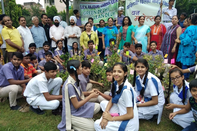 delhi plantation drive, mega tree plantation drive, delhi tree plantation, tree plantation day photos, arvind kejriwal, tree plantation in delhi, tree plantation campaign delhi