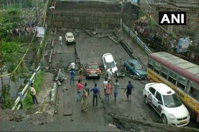 kolkata overbridge, kolkata over bridge collapse, kolkata flyover collapse, kolkata flyover, flyover in kolkata, majerhat bridge collapse, kolkata collapse, flyover collapse, kolkata bridge collapse images, bridge collapse in kolkata today, majerhat bridge collapse kolkata