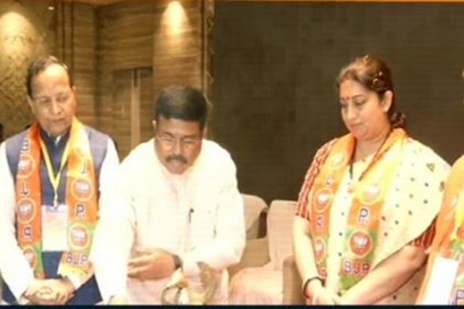 Dharmendra Pradhan and Smriti Irani inaugurated BJP state executive meet in Bhubaneswar. (ANI)