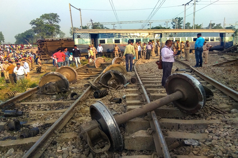 rae bareli train accident, raebareli train accident today, raebareli train accident, raebareli new farakka express, farakka express derailment, farakka express accident, raebareli train hadsa, raebareli train video, raebareli train accident images