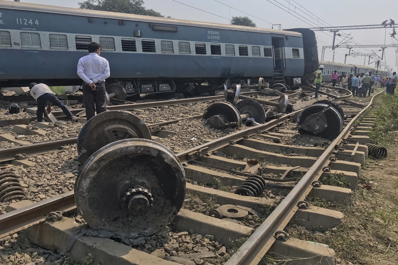 rae bareli train accident, raebareli train accident today, raebareli train accident, raebareli new farakka express, farakka express derailment, farakka express accident, raebareli train hadsa, raebareli train video, raebareli train accident images