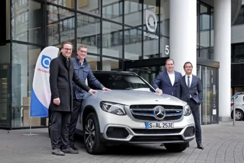 v.l.n.r. Günter BeiÃel, Mercedes-Benz Niederlassung Rhein-Ruhr, Christian Schultz-Kalau, Mercedes-Benz Vertrieb Deutschland, Michael EÃer, Mercedes-Benz Niederlassung Rhein-Ruhr, Gilles Le Van, Air Liqude Deutschlandchef. GLC F-CELL (Wasserstoffverbrauch kombiniert: 0,34 kg/100 km, CO2-Emissionen kombiniert: 0 g/km, Stromverbrauch kombiniert: 13,7 kWh/100 km). Angaben zu Kraftstoffverb rauch, Stromverbrauch und CO2-Emissionen sind vorläufig und wurden vom Technischen Dienst für das Zertifizierungsverfahren nach MaÃgabe des WLTP-Prüfverfahrens ermittelt und in NEFZ-Werte korreliert. Die EG-Typgenehmigung und eine Konformitätsbescheinigung mit amtlichen Werten liegen noch nicht vor. Abweichungen zwischen den Angaben und den amtlichen Werten sind möglich.;Wasserstoffverbrauch kombiniert: 0,34 kg/100 km, CO2-Emissionen kombiniert: 0 g/km, Stromverbrauch kombiniert: 13,7 kWh/100 km*
f.l.t.r. Günter BeiÃel, Mercedes-Benz Rhein-Ruhr, Christian Schultz-Kalau, Mercedes-Benz Cars Sales Germany, Michael EÃer, Mercedes-Benz Rhein-Ruhr, with Gilles Le Van, Managing Director Air Liquide Germany. Mercedes-Benz GLC F-CELL (combined hydrogen consumption: 0.34 kg/100 km, combined CO2 emissions: 0 g/km, combined electrical consumption: 13.7 kWh/100 km). Figures for fuel consumption, electrical consumption and CO2 emissions are provisional and were determined by the technical service for the certification process in accordance with the WLTP test method and correlated into NEDC figures. The EC type approval and a certificate of conformity with official figures are not yet available. Differences between the stated figures and the official figu~V?FÅ}9Ùk³:Ù~Æs2m¹ìÿÿRyßZ2G·äÝ?÷g$ÿÕïã}~éÕa¿3:³ml¬½¬¹gøZ^ûC»÷Yé+.ÿX7û7P6z"úÚÃ__³×±¾»·Wg«ÿÿ
jÀf/Öçj:¥àxÂÙ[Ó^OÖG×cL