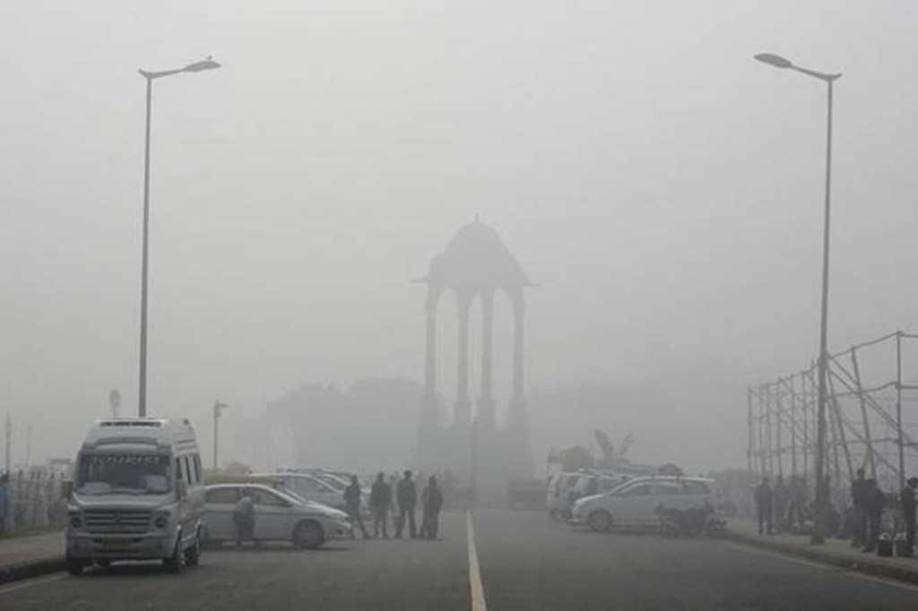 Delhi weather today: Misty Sunday morning the national capital, air quality remains ‘very poor’