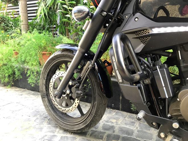 Moving over to braking. The Renegade Sport S features a 280 mm disc with a 2-piston calliper up front and a 130 mm drum at the rear. Braking power is sufficient but if the rider would want to indulge in slightly spirited riding, the brakes certainly do not instill confidence and a bit more bite will be welcome. Tyres (110/70 front and 140/90 rear) are wide and rounded.