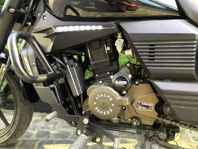 The best part about the UM Renegade Sport S is its engine. While I figured that the Renegade didn't have to look and feel so big, it could have had a slightly compact design which would also help with weight reduction, I admit that at no point did it feel underpowered. The 297.5cc liquid-cooled single-cylinder 4-valve engine with its 25.15 PS @ 8500 rpm and torque of 23 Nm @ 7000 rpm delivers appropriate punch in every gear. However, the Renegade demands a down shift very easily.